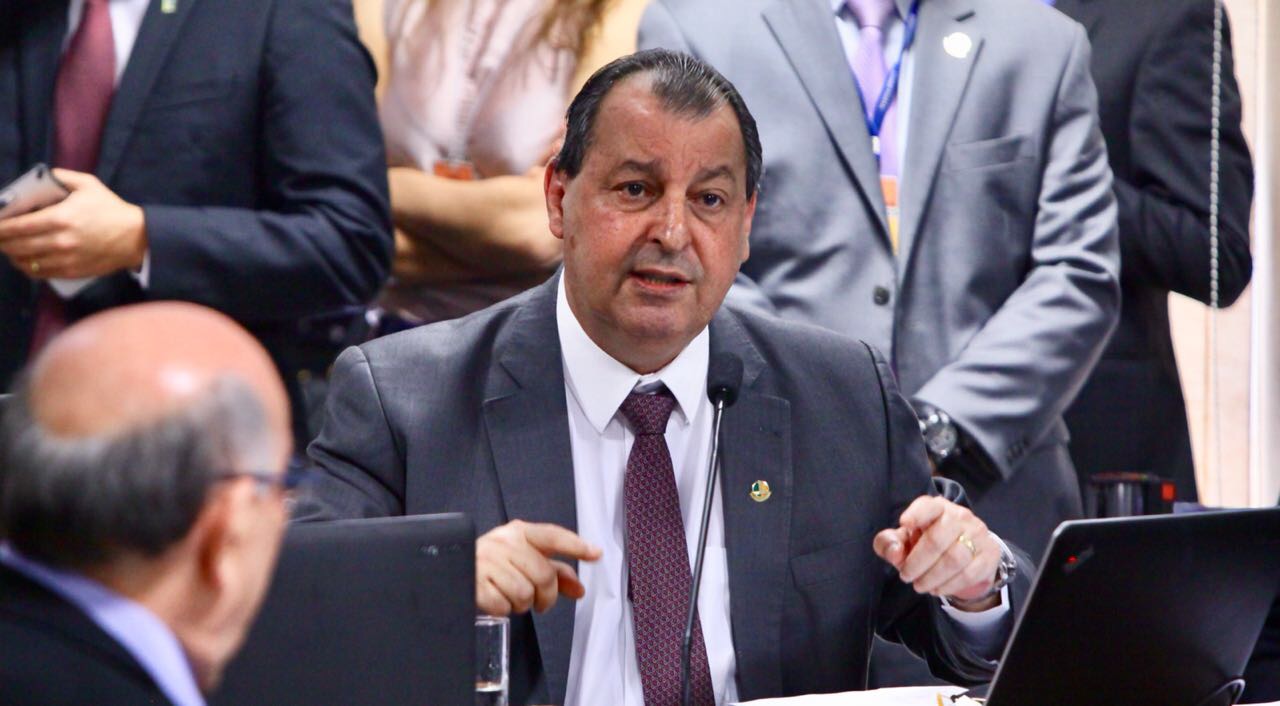 Omar critica decisão do Governo Federal de cobrir rombo da Petrobras tirando incentivos da ZFM