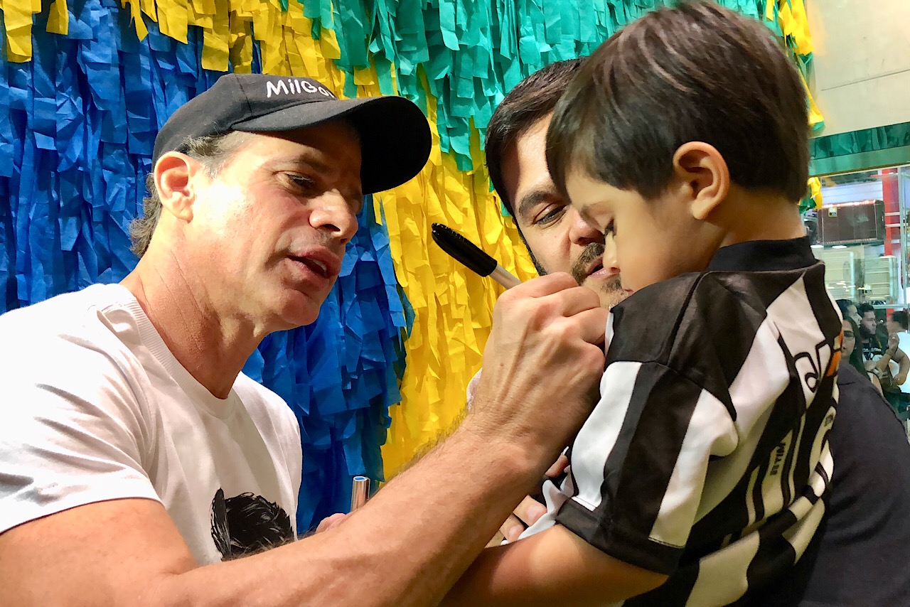 Botafoguenses invadem shopping de Manaus para festejar Túlio Maravilha