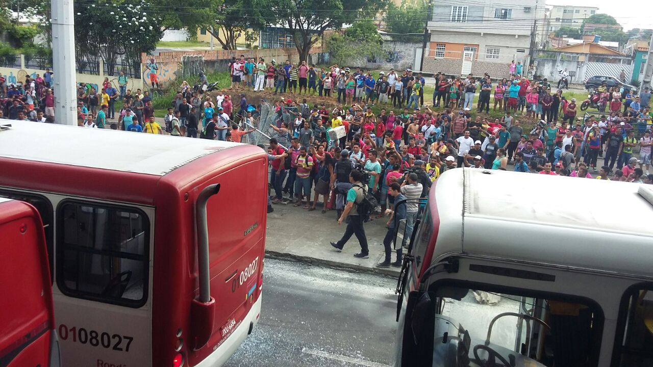 População quebra ônibus em Manaus e critica rodoviários