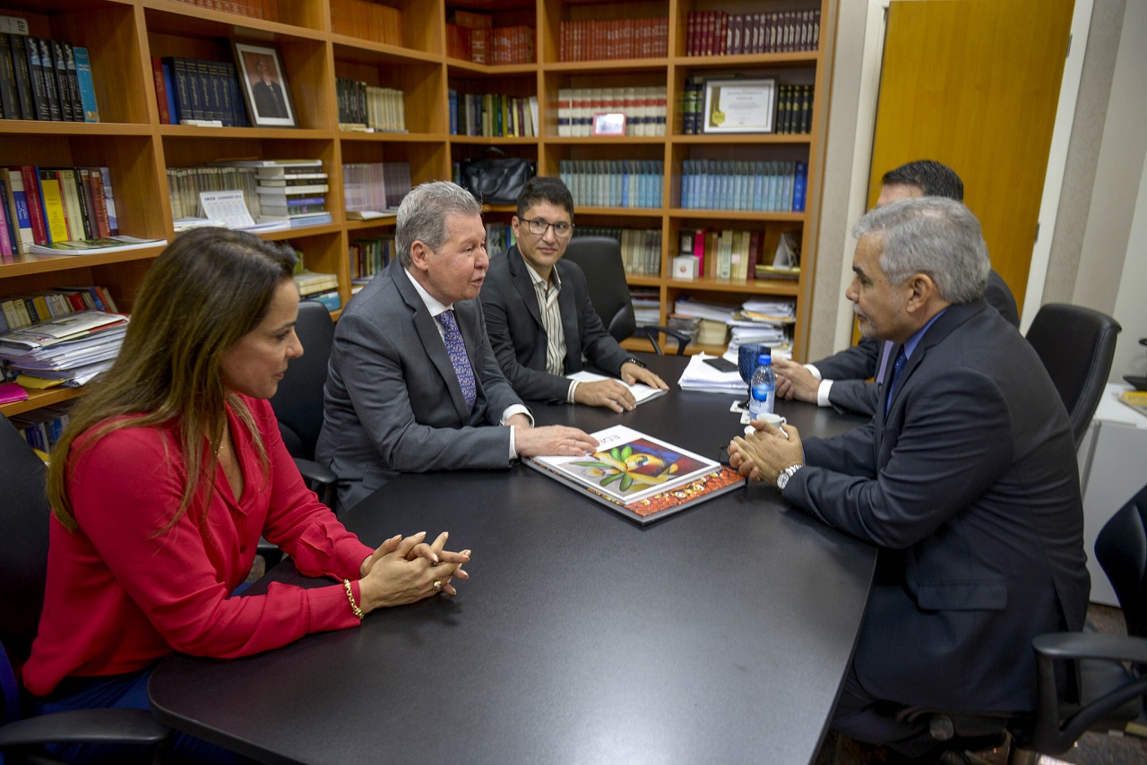 Prefeito sugere a criação de um núcleo para concessão de títulos definitivos em Manaus