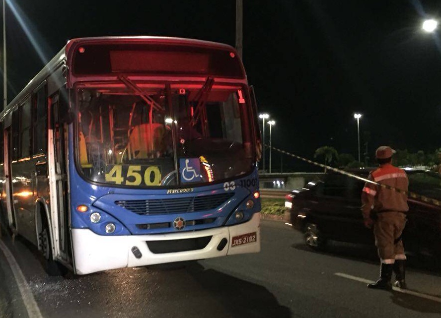 Motorista de ônibus morre durante assalto a ônibus da linha 450