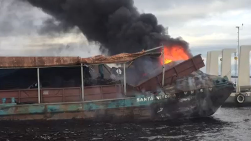 Homem fica ferido após a explosão de uma balsa em porto no Educandos