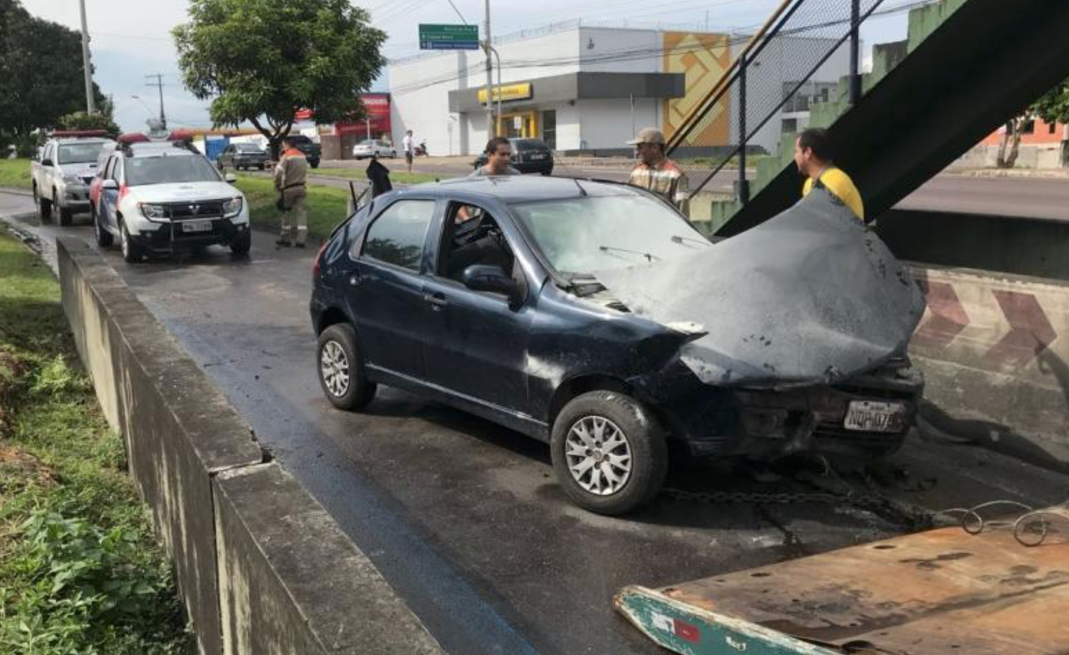 Homens ficam presos nas ferragens após carro capotar na Torquato Tapajós