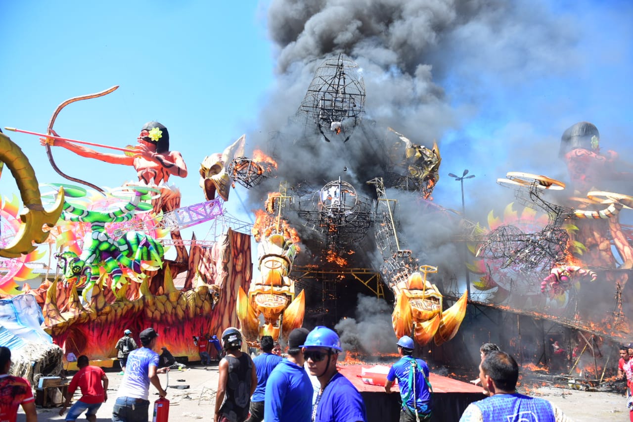 Alegoria do Caprichoso pega fogo na concentração do Bumbódromo