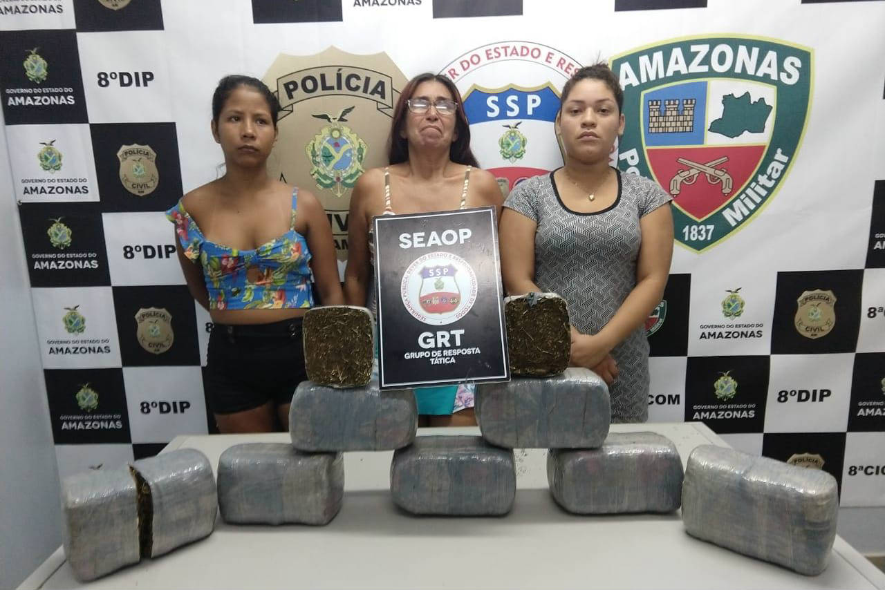 Três mulheres são presas com 8kg de maconha em rua de Manaus