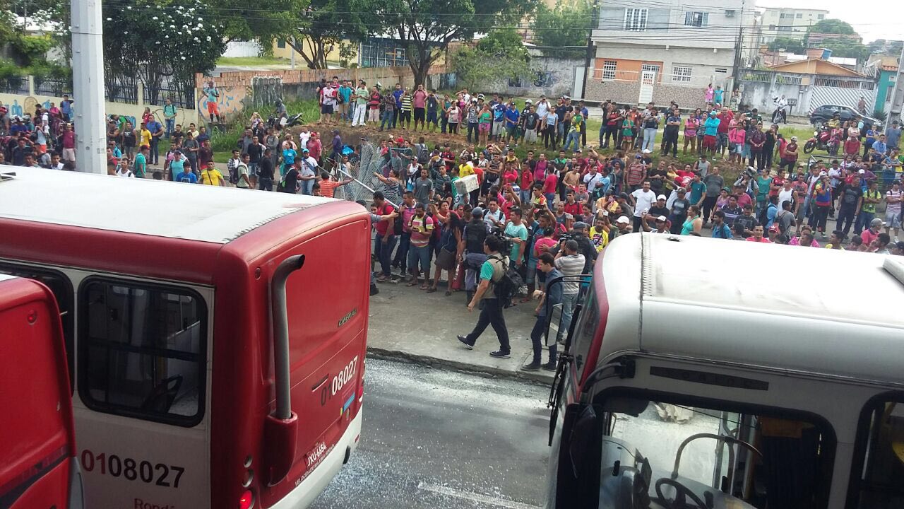 Mais de 60 ônibus foram depredados na manhã desta segunda-feira