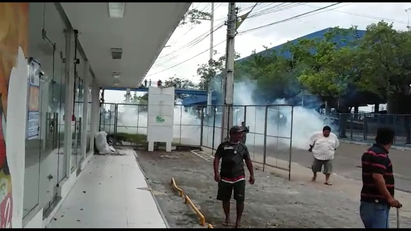 População entra em confronto com a PM no T4