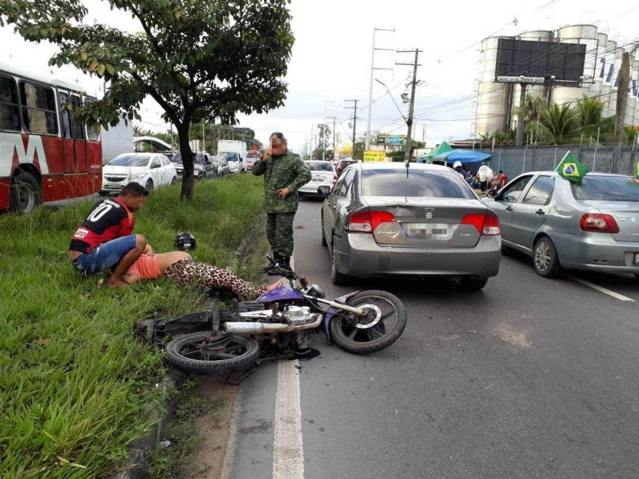 Adolescente grávida sofre acidente na avenida Torquato Tapajós, em Manaus