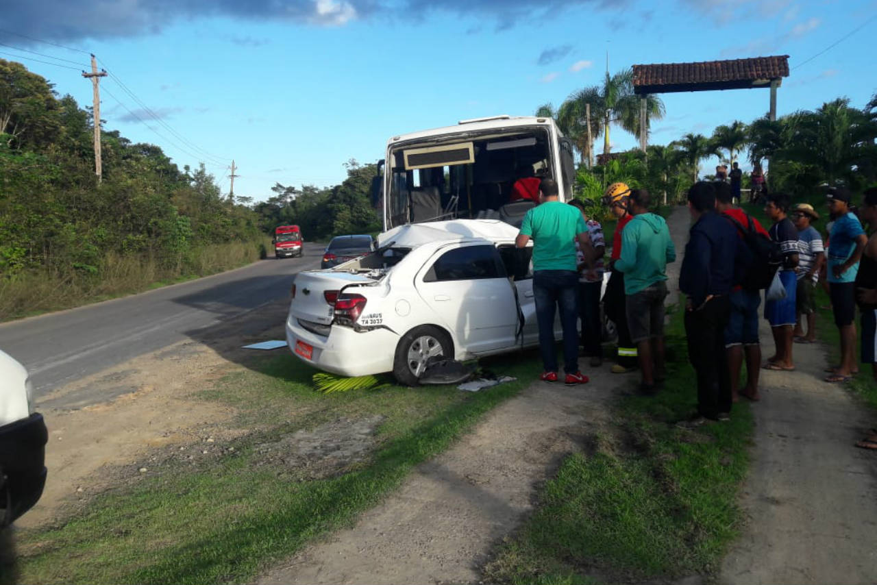 Três pessoas morrem e 21 ficam feridos em colisão entre táxi e ônibus na AM-010