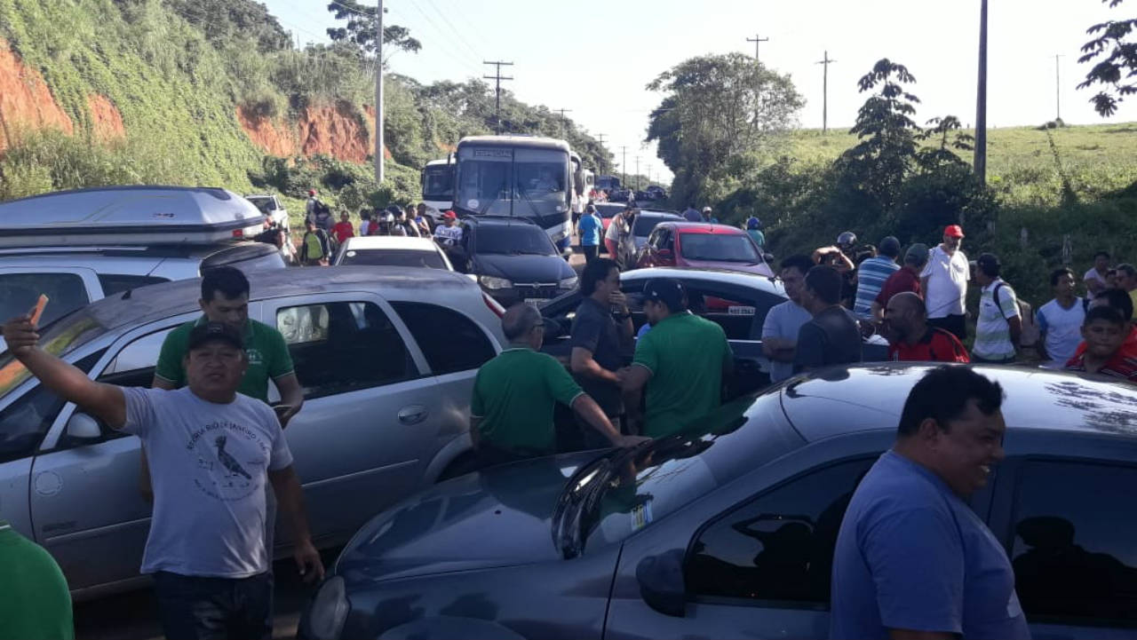 Motoristas bloqueiam AM-010 após acidente, em Manaus