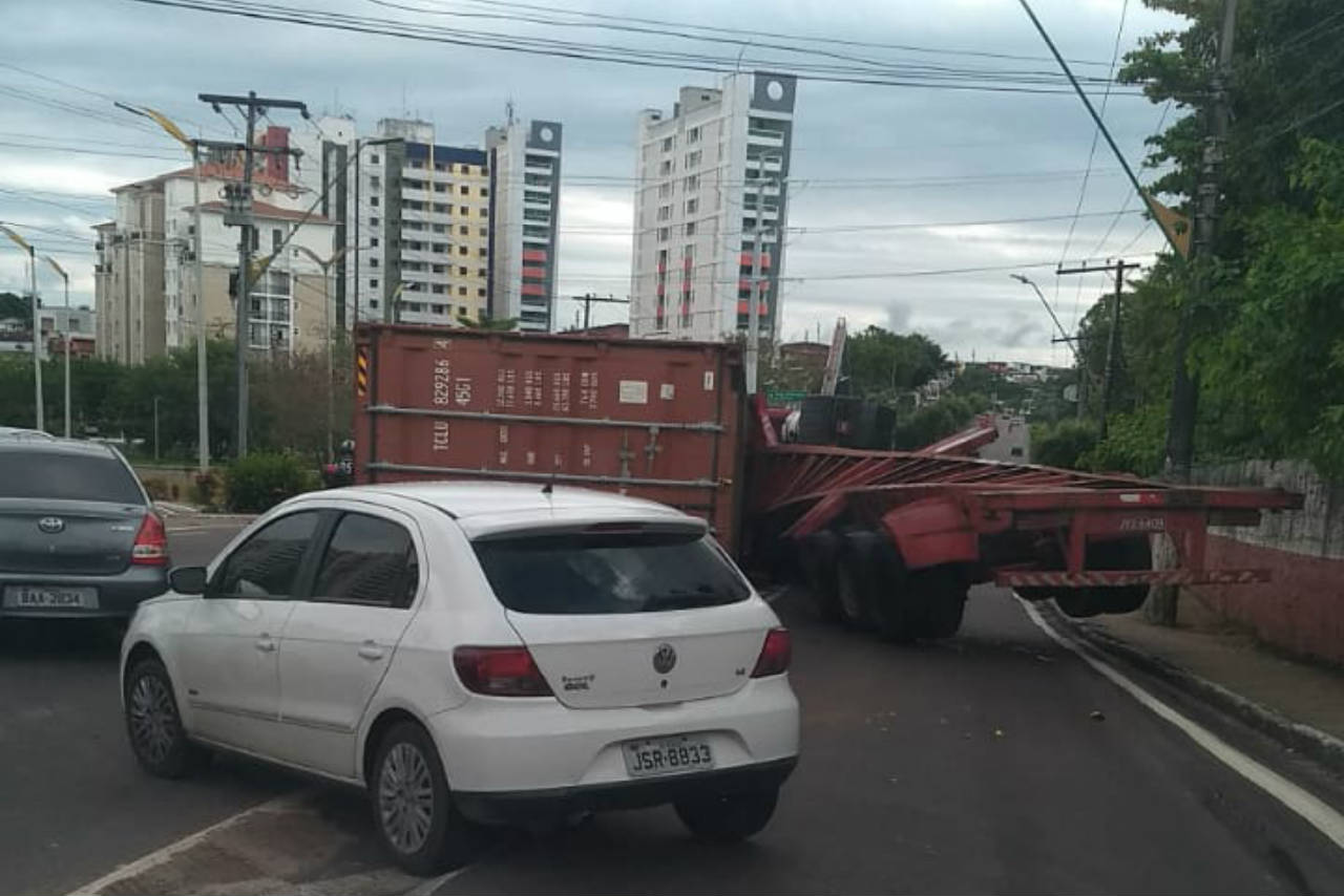 Contêiner tomba na avenida Umberto Calderaro e deixa trânsito lento