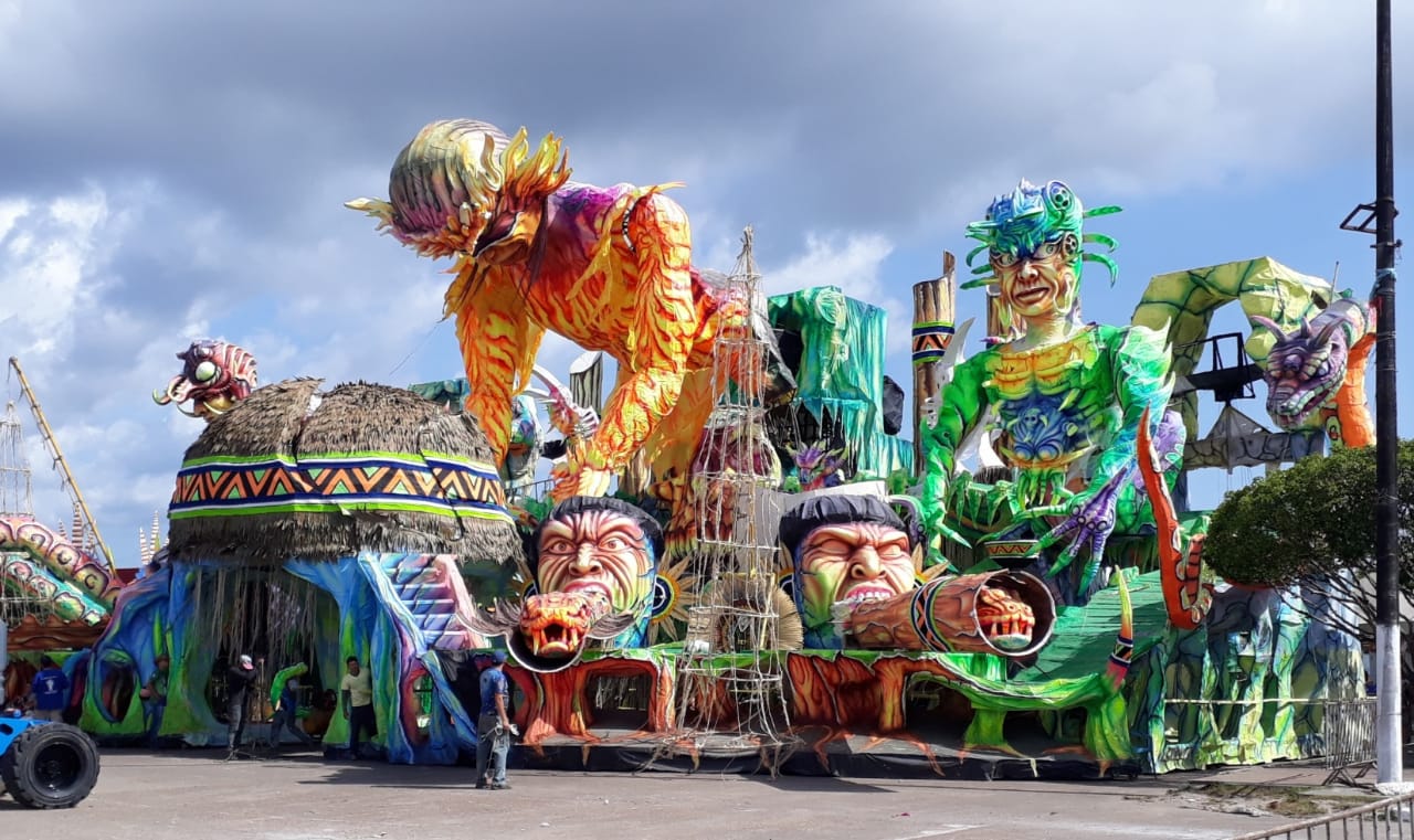 Alegorias enchem os olhos de visitantes em Parintins