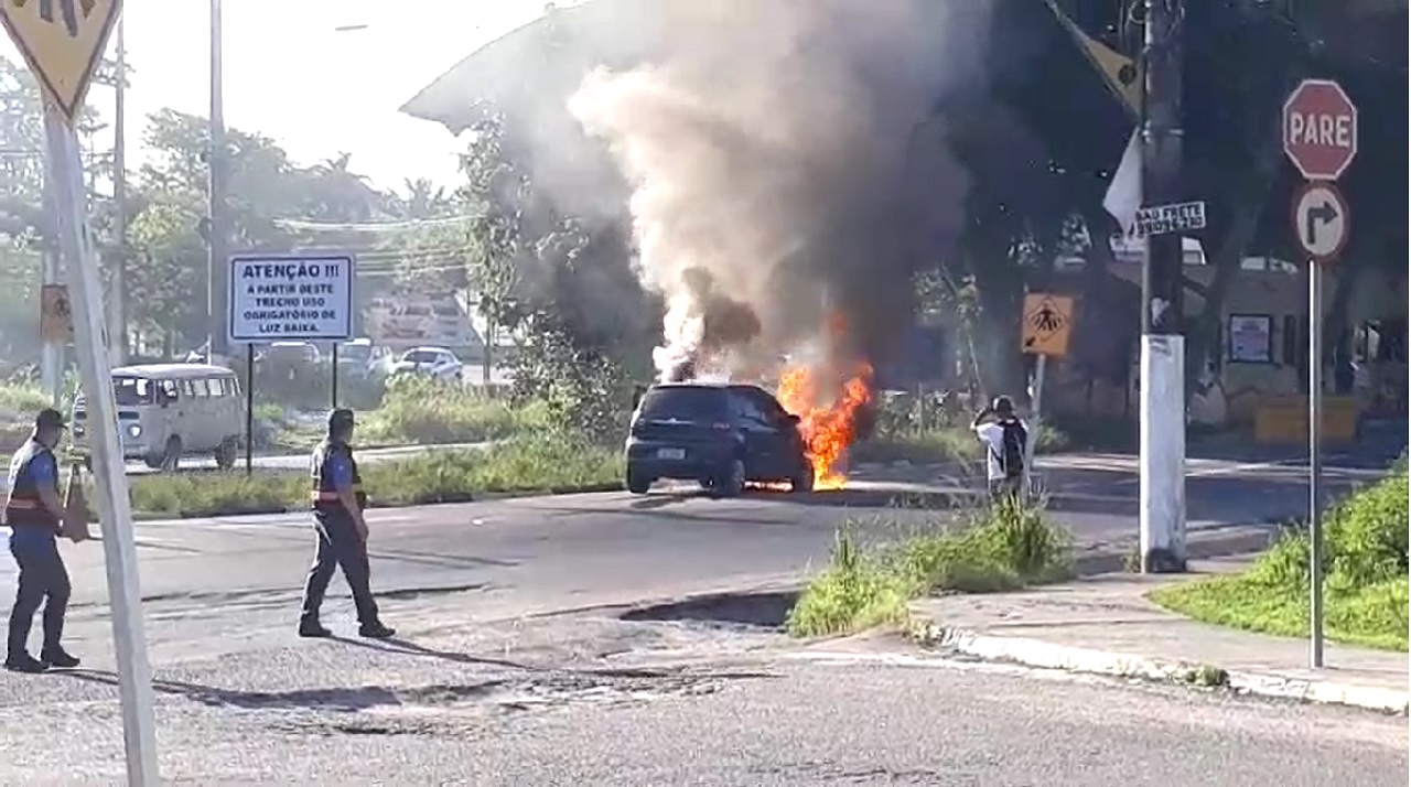 Veículo pega fogo após motor superaquecer na barreira policial, em Manaus