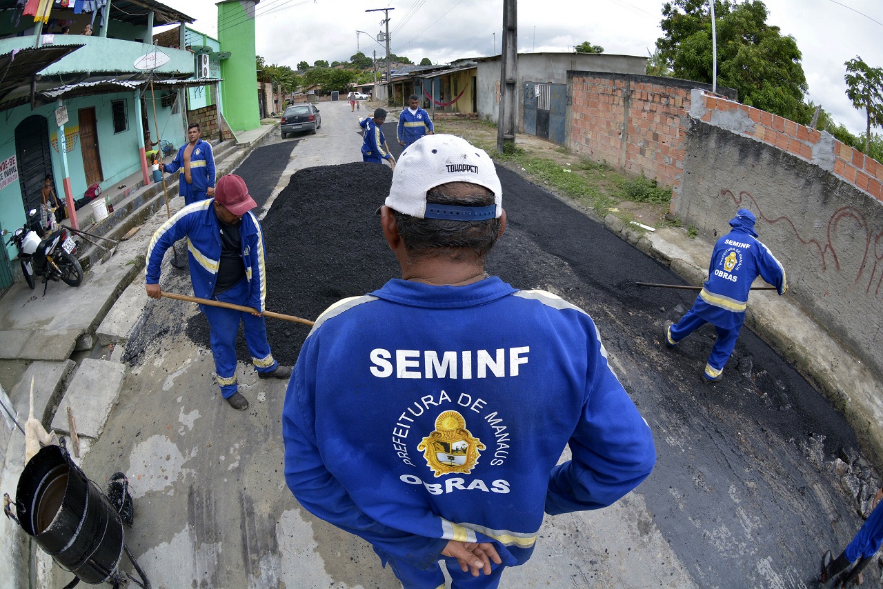 Ruas da zona Leste recebem serviços urbanísticos da Seminf