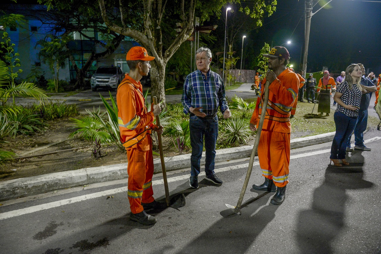Arthur Virgílio acompanha trabalho noturno de limpeza