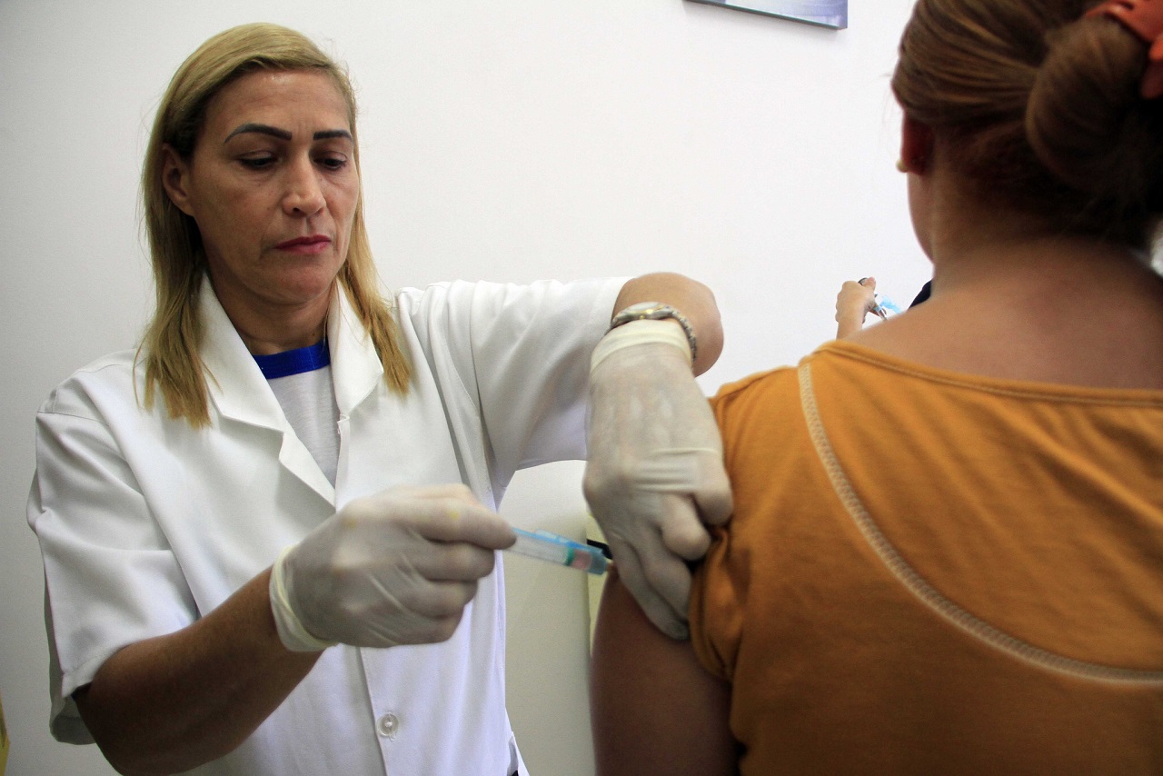 Industriários recebem vacinação contra sarampo