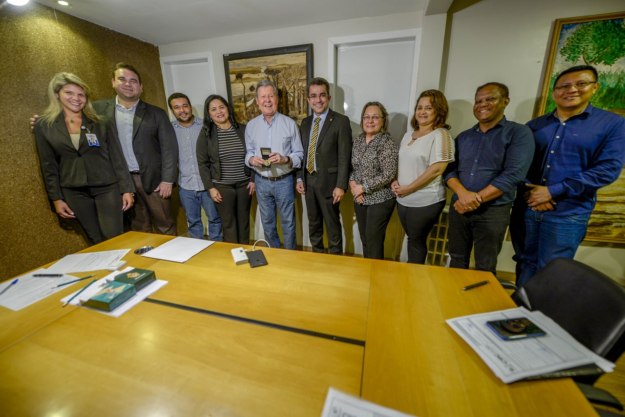 Arthur Virgílio recebe comenda do Conselho Regional de Contabilidade