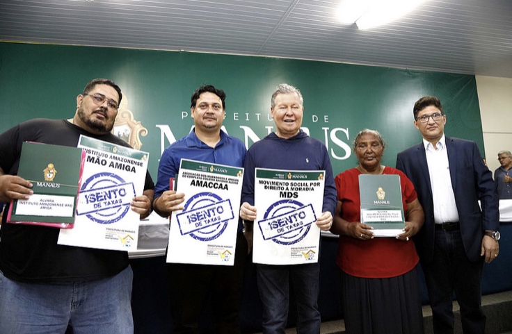 Arthur Neto assina termo para isentar mais de 600 famílias do pagamento de taxas municipais