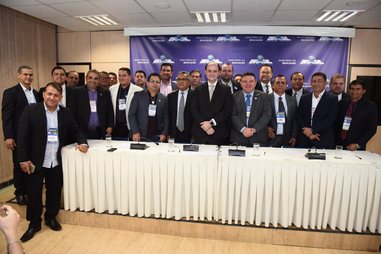 Rossieli recebe prefeitos do Amazonas e debate melhorias no ensino