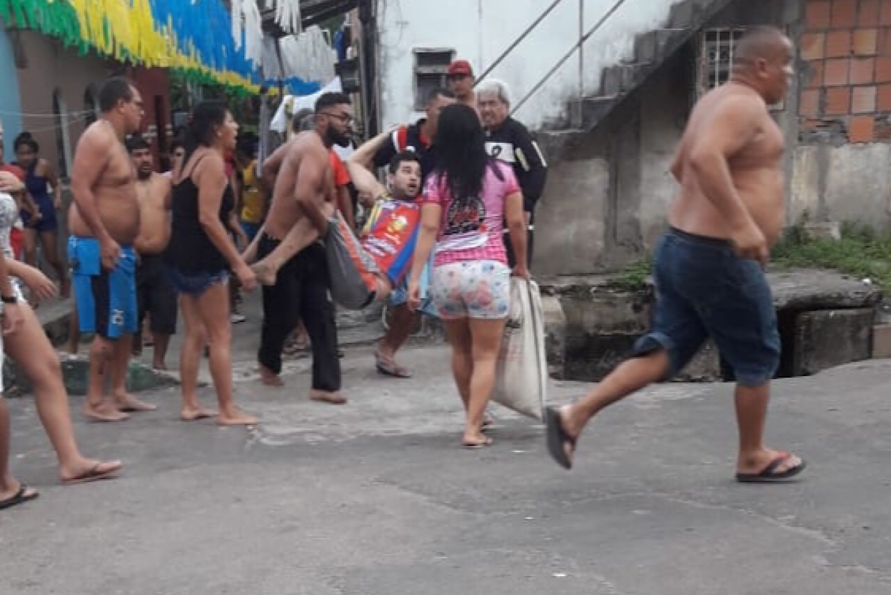 Homens vestidos de palhaço abrem tiroteio no bairro Alvorada, em Manaus