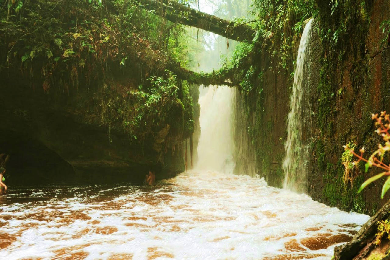 Jovem cai em cachoeira de Presidente Figueiredo ao fazer selfie