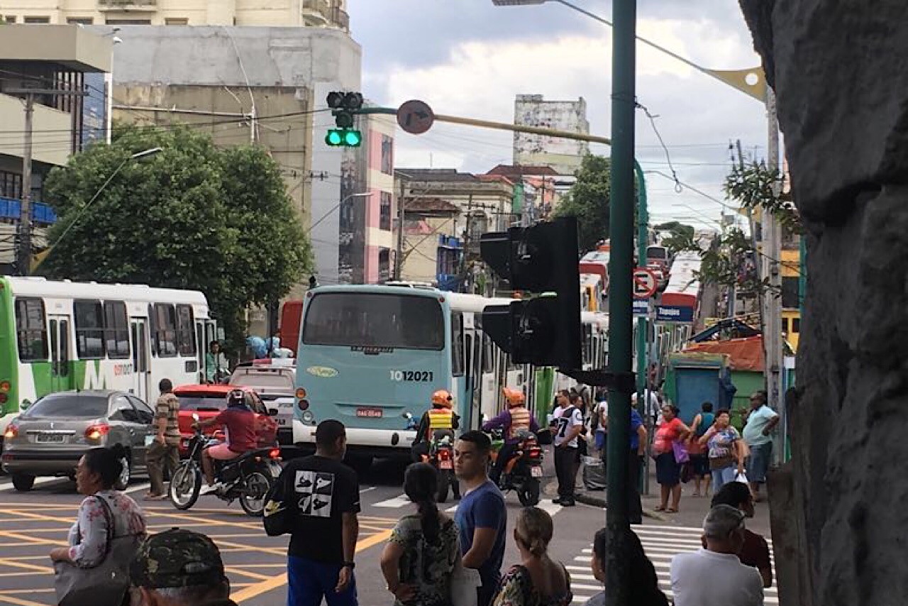 Rodoviários paralisam ônibus no Centro de Manaus