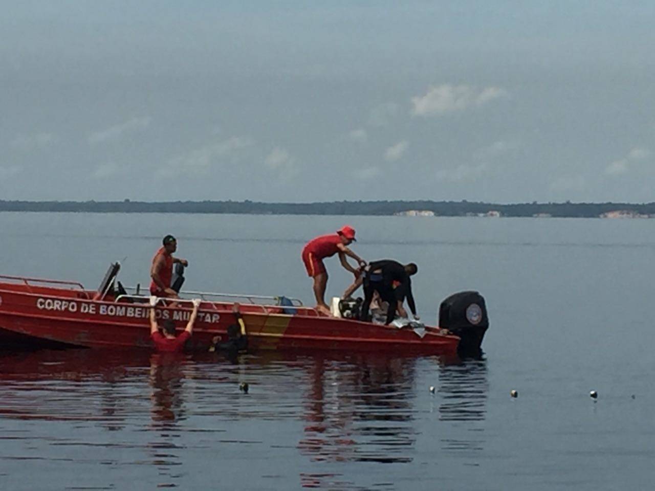 Bombeiros resgatam corpo de homem nas margens da Ponta Negra