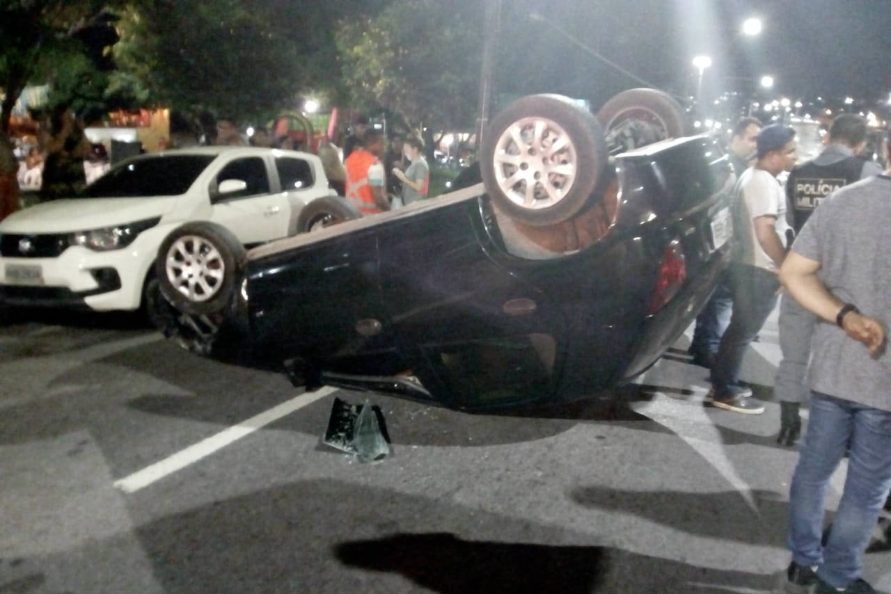 Carro capota na avenida Nilton Lins e deixa adolescente ferido