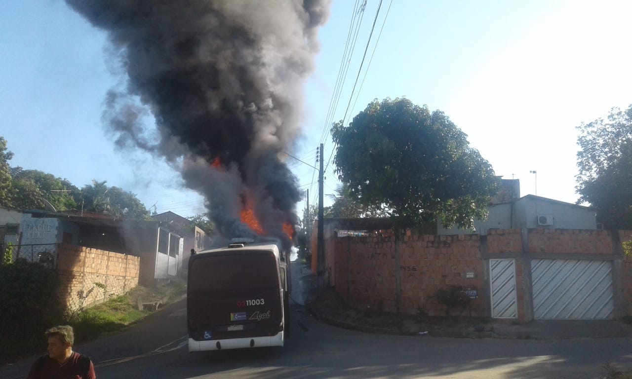 Ônibus da empresa Açaí pega fogo na zona Norte de Manaus