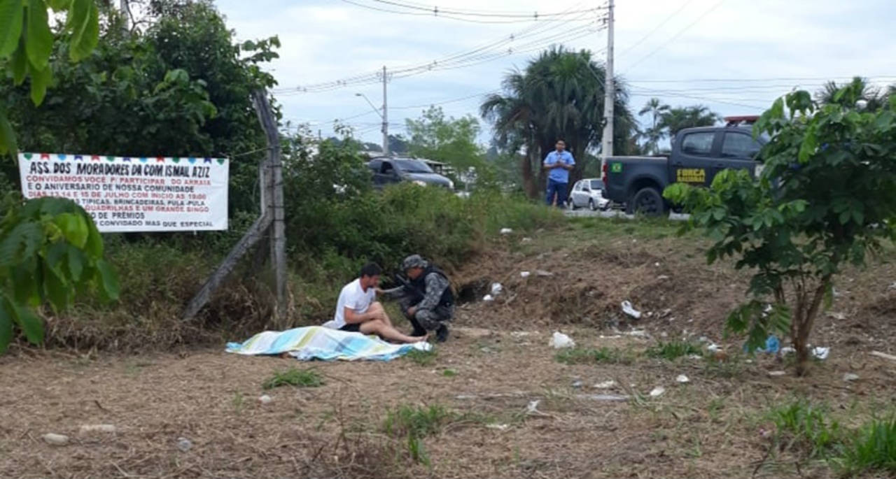 Mulher morre atropelada após carro colidir com ônibus na BR-174