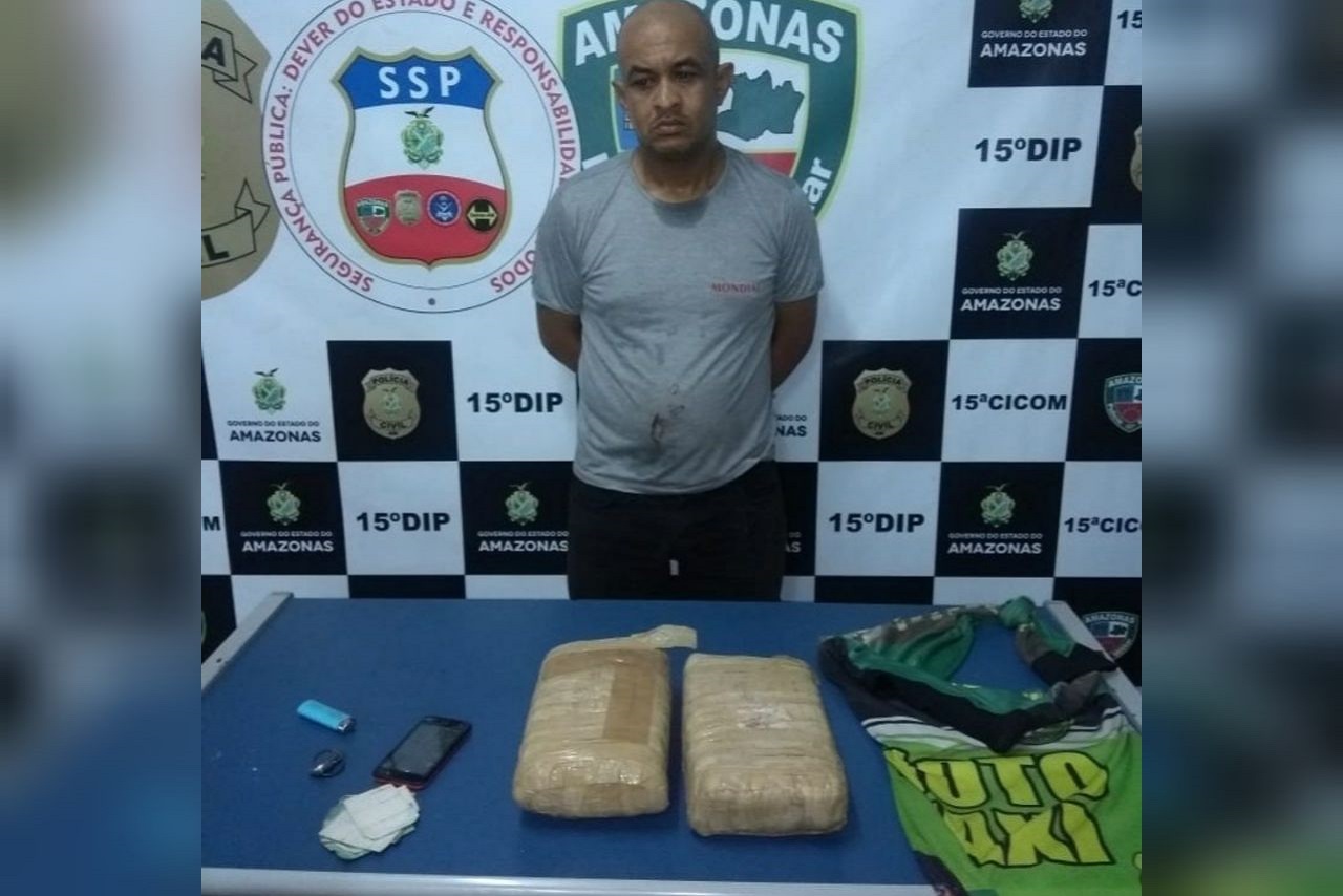 Mototáxi é preso ao cair com 2kg de drogas em frente à delegacia em Manaus