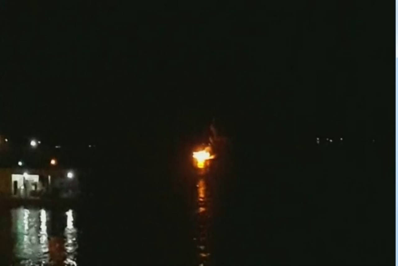 Incêndio destrói embarcação no porto de Itacoatiara