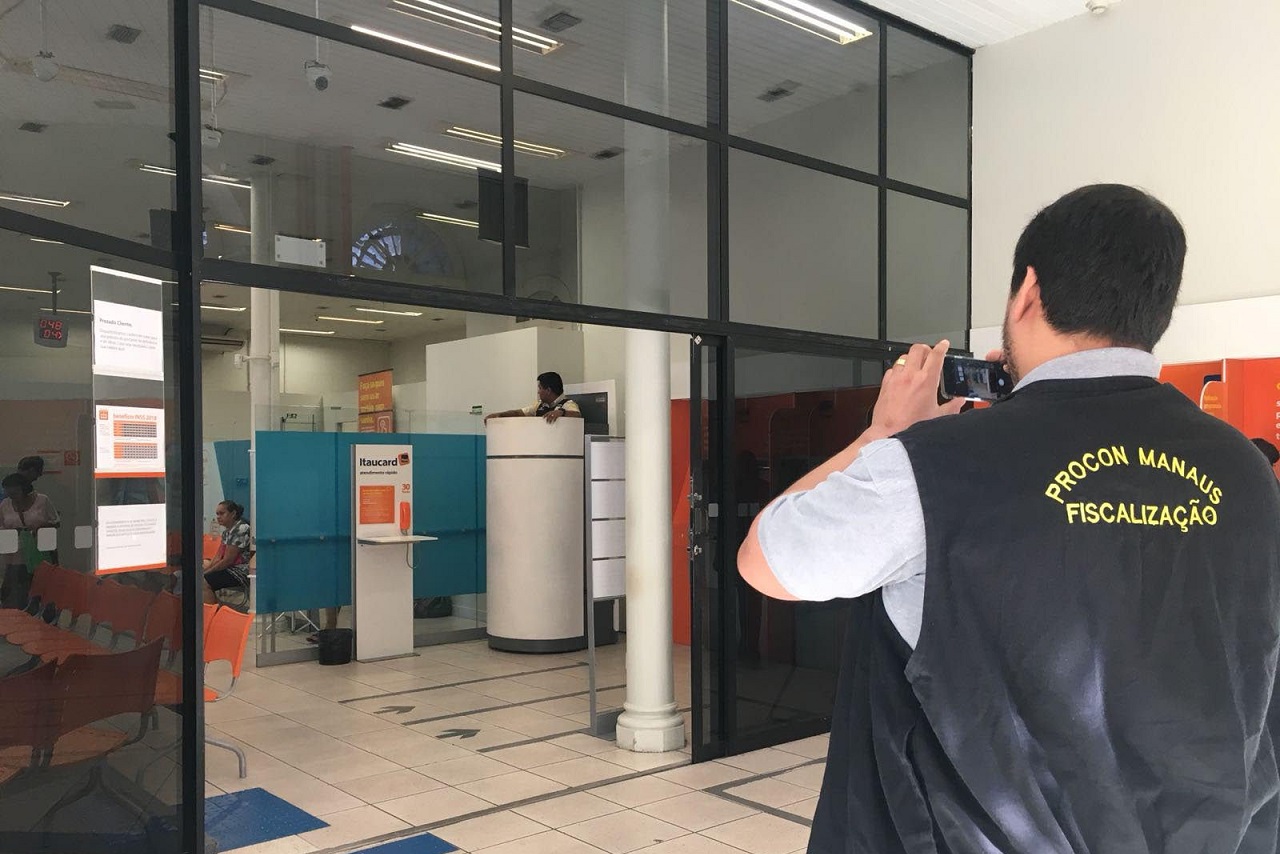 Procon autua três agências do Itaú no Centro de Manaus