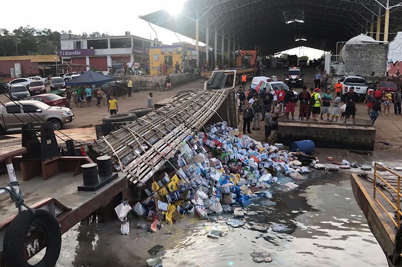 Carreta tomba ao embarcar em balsa no Porto da Ceasa