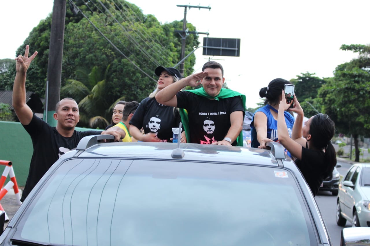 Alberto Neto participa de carreata pró-Bolsonaro em Manaus