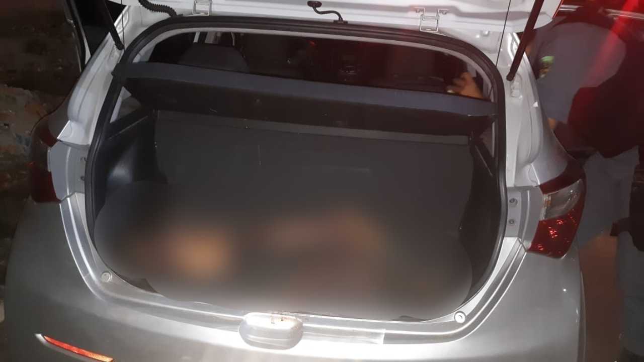 Corpo esquartejado é encontrado no porta-malas de carro na zona Leste de Manaus