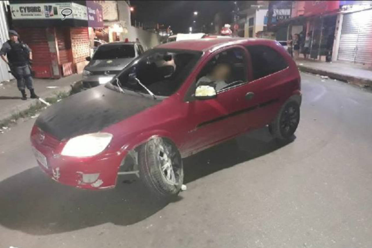 Homem é executado a tiros dentro de carro na zona Norte de Manaus