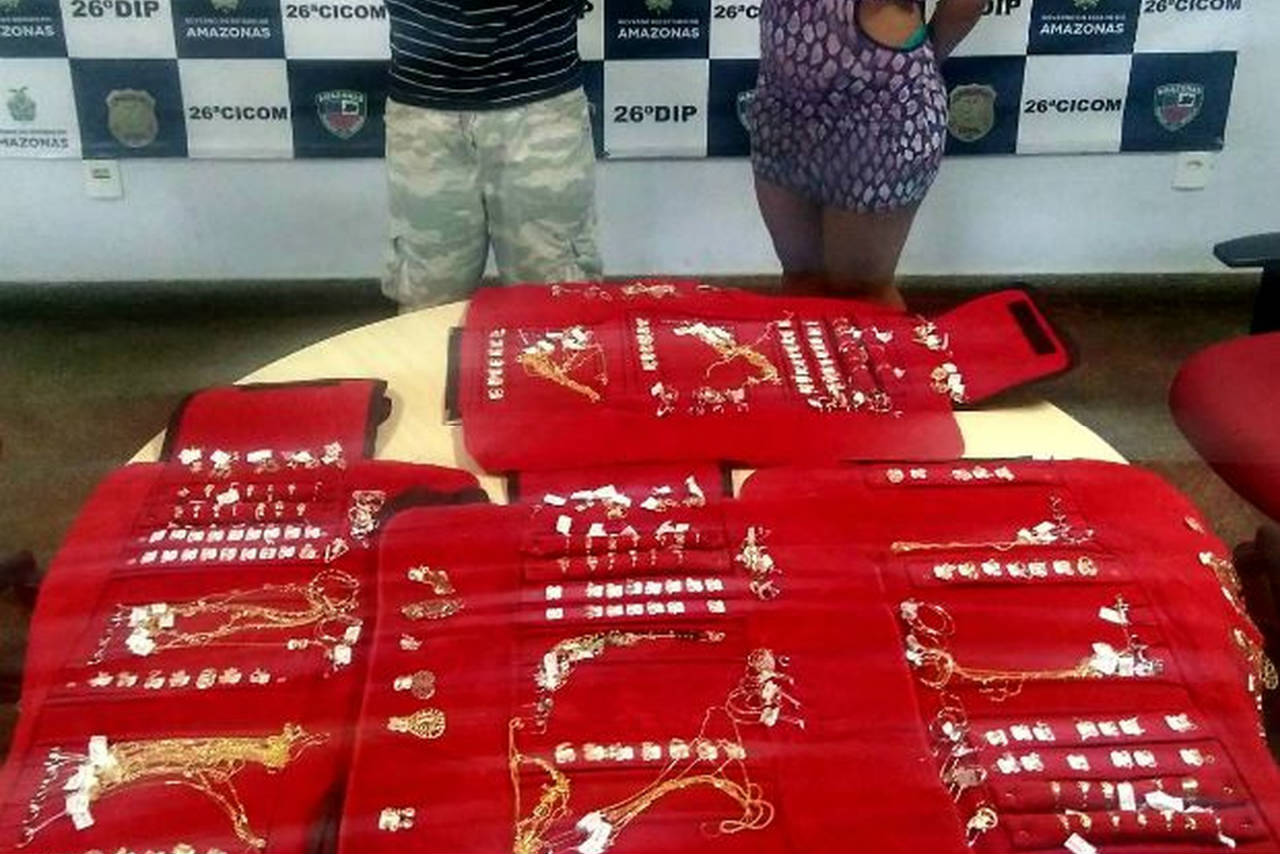 Casal é preso suspeito de roubar carro com mais de R$28 mil em jóias, em Manaus