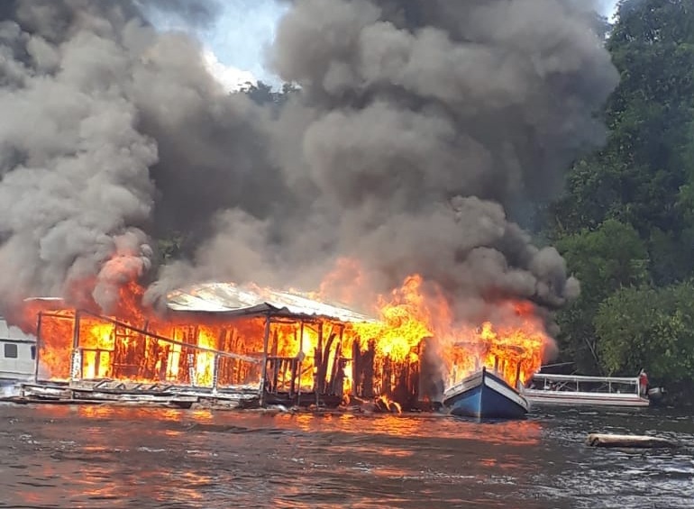 Flutuante e embarcação ficam destruídos em incêndio na Marina do Davi