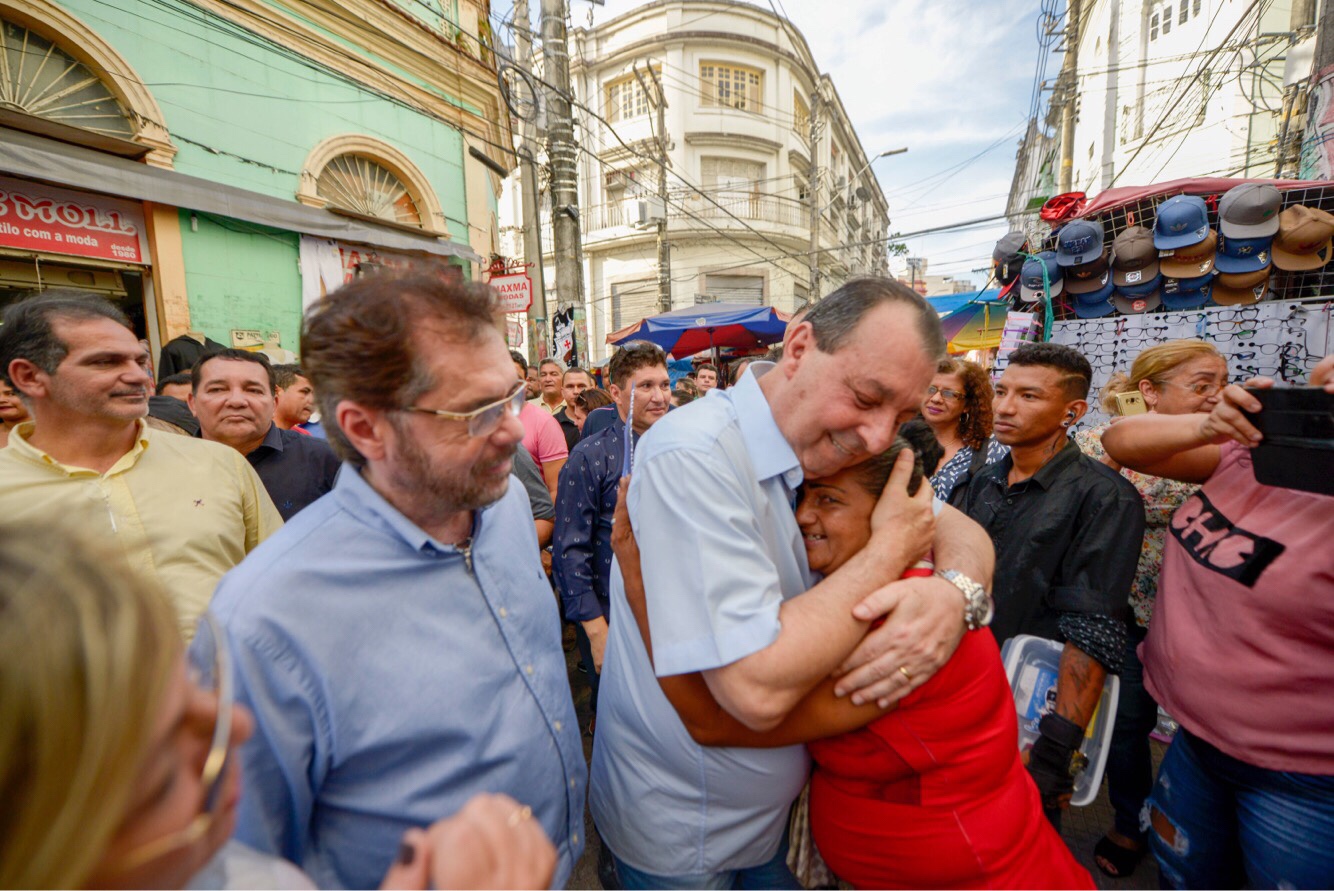 Omar Aziz conversa com comerciantes no centro de Manaus