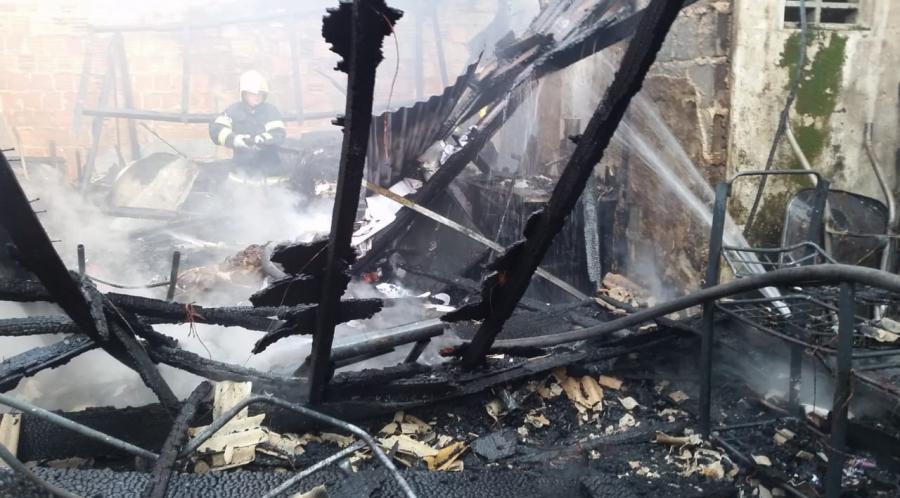 Homem morre carbonizado dentro de residência na zona Sul de Manaus