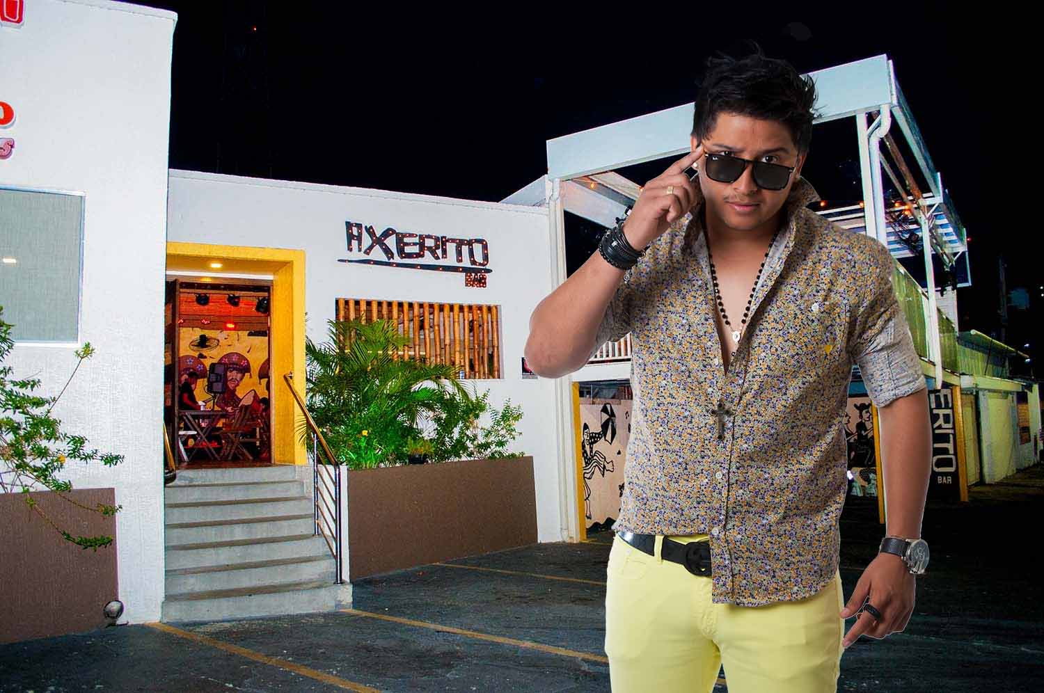 Ex-vocalista do Cavaleiros do Forró, faz show no Axerito Bar