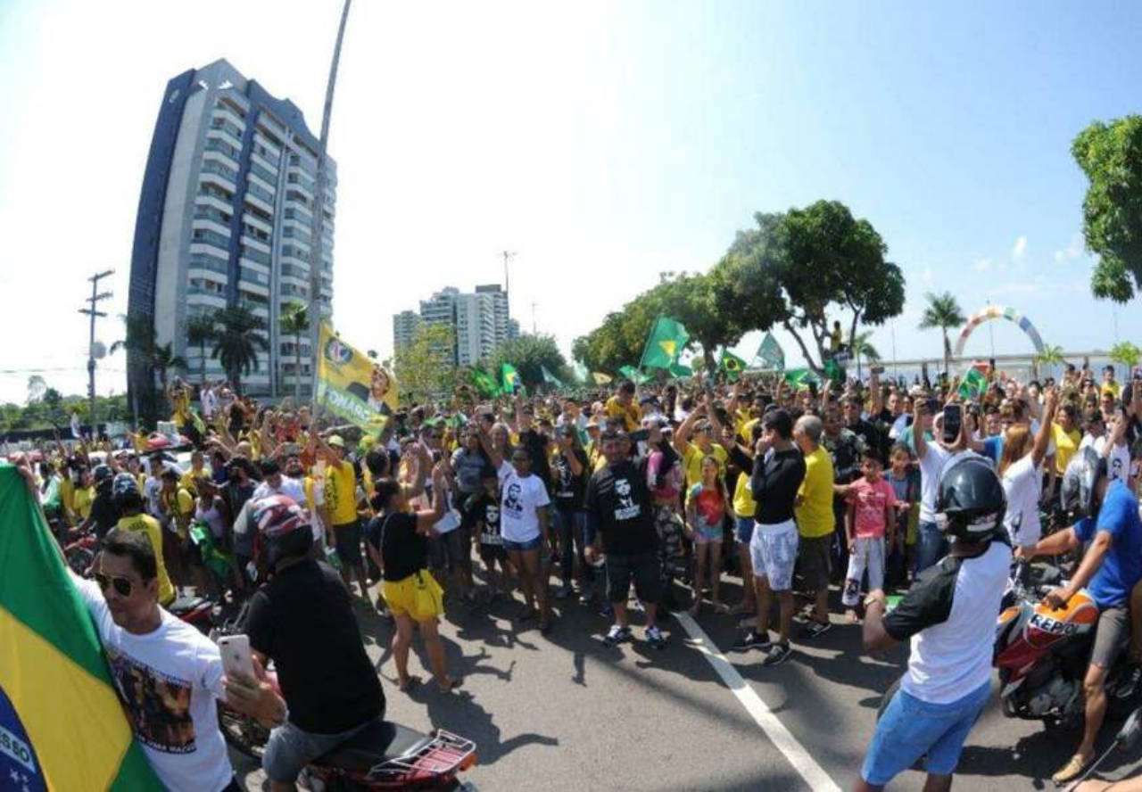 Apoiadores de Bolsonaro fazem carreata na Ponta Negra, em Manaus