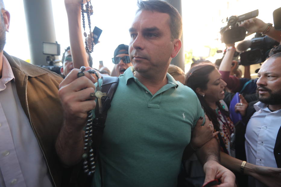 Filho de Bolsonaro anuncia que sua conta no WhatsApp foi desbloqueada