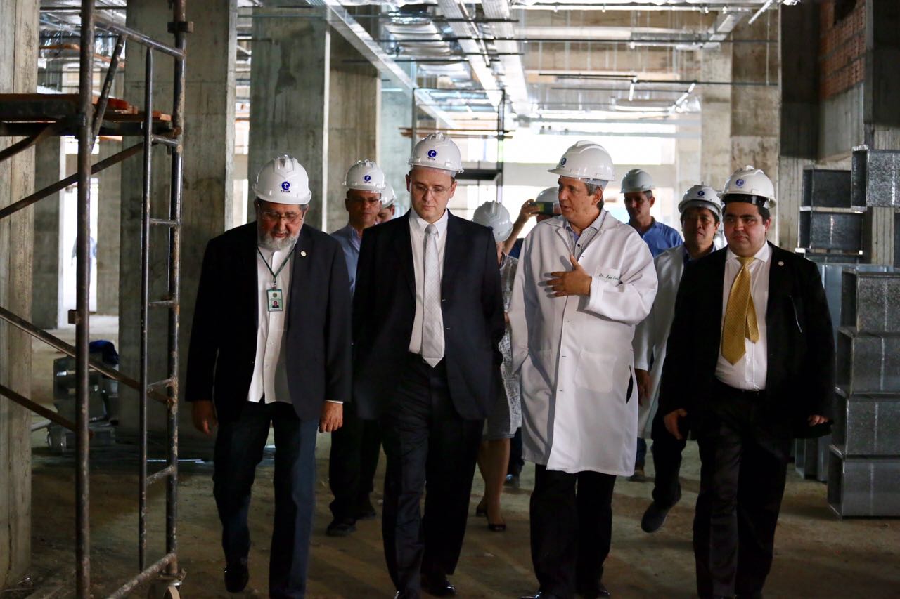 Ministro da Educação anuncia contratações para o Hospital Universitário Getúlio Vargas