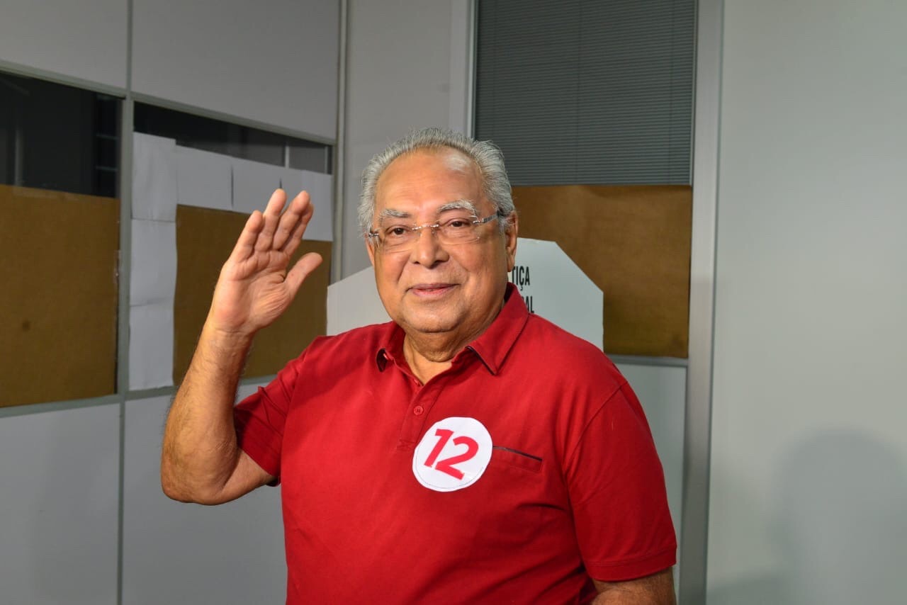 Amazonino vota e concede coletiva de 50 segundos aos jornalistas