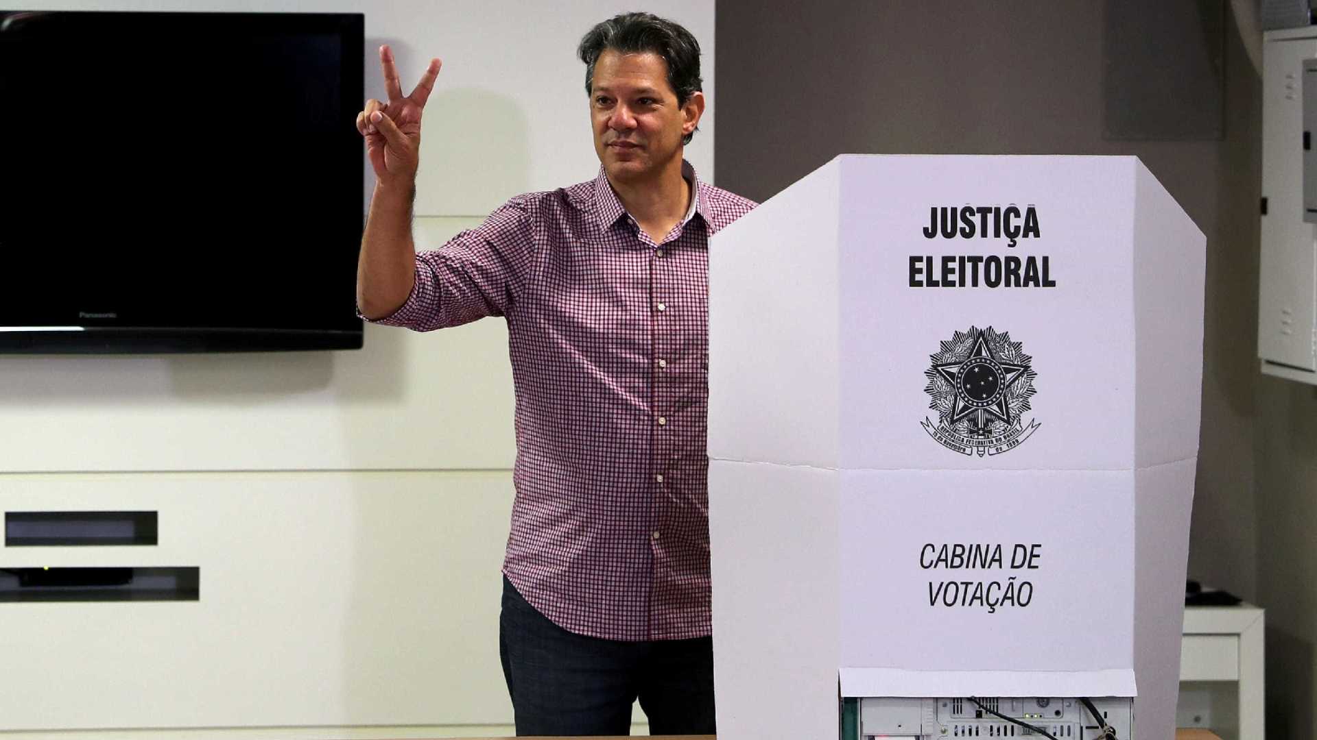 Haddad vota em São Paulo e diz que segundo turno fará bem ao país