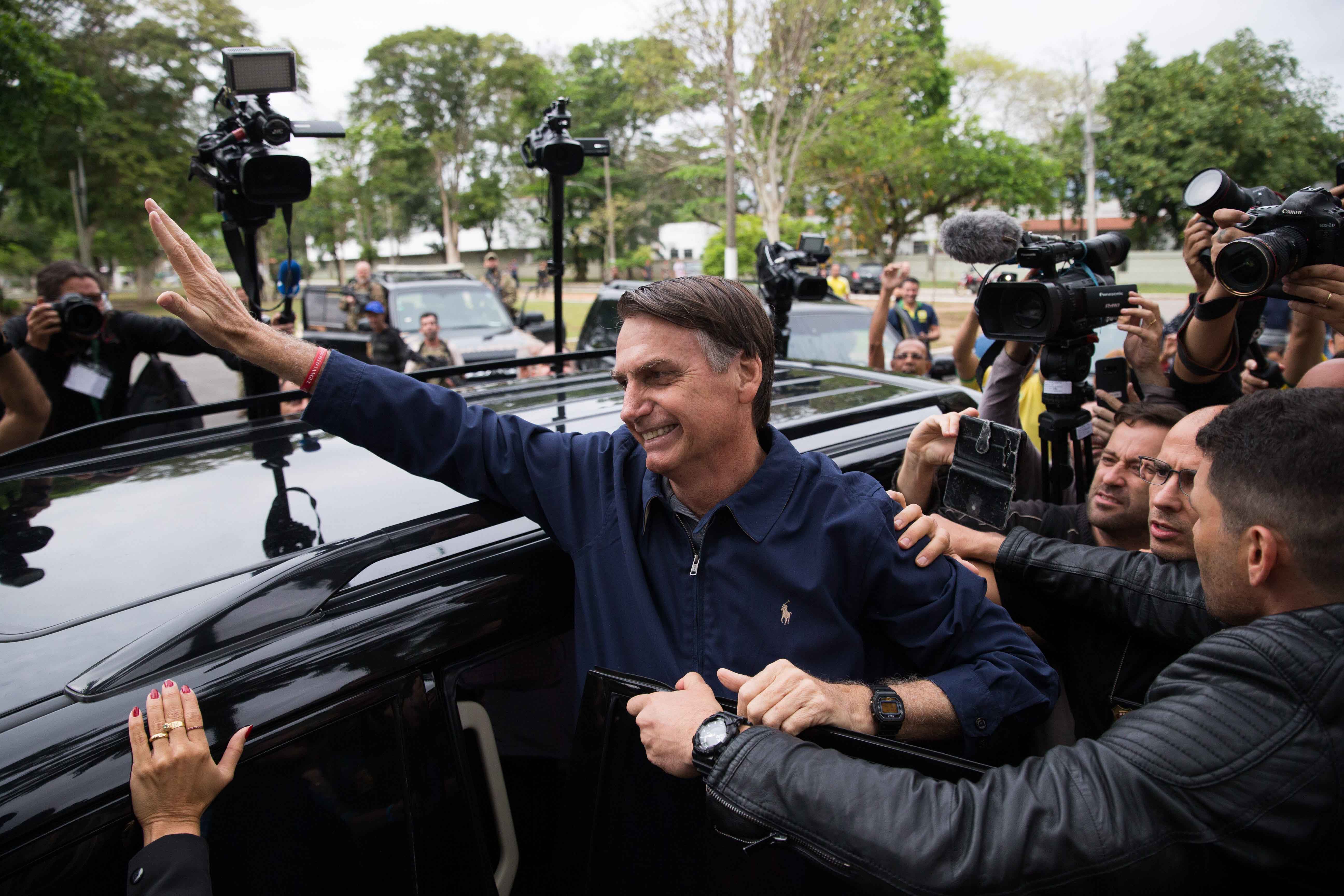 Com segurança reforçada, Bolsonaro vota no Rio de Janeiro