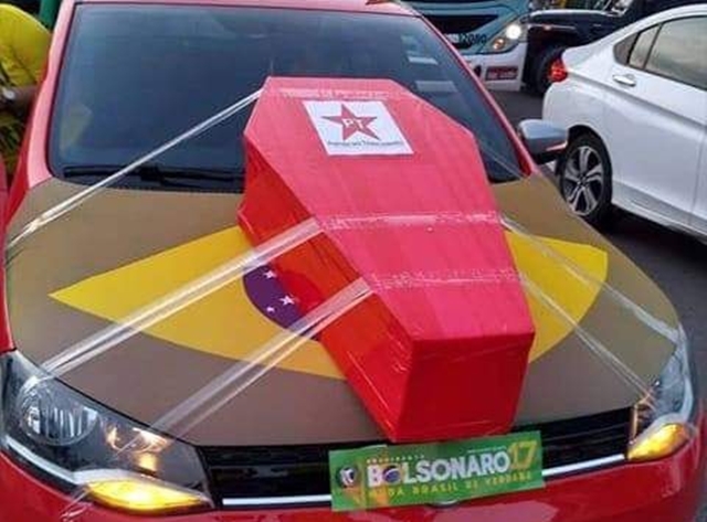 Eleitor de Bolsonaro é multado após &#8216;carregar caixão&#8217; no capô de carro