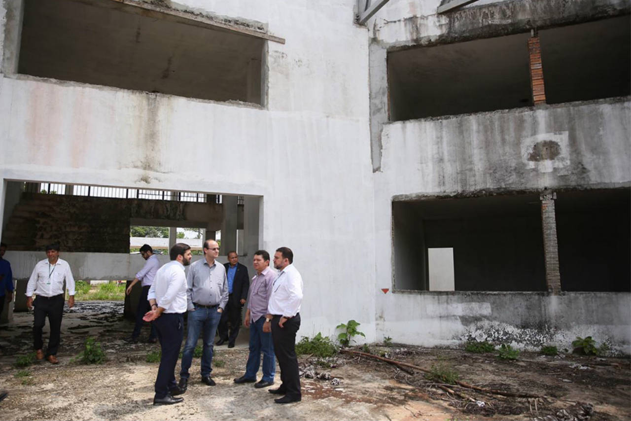 Ministro da Educação visita obras do campus Tefé e entrega ginásio no campus Coari